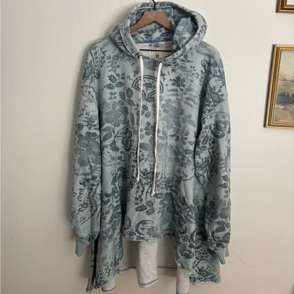 Free People Magpie Sweatshirt Hood Faded Floral Print Oversize Ice Medium NEW - Picture 1 of 8